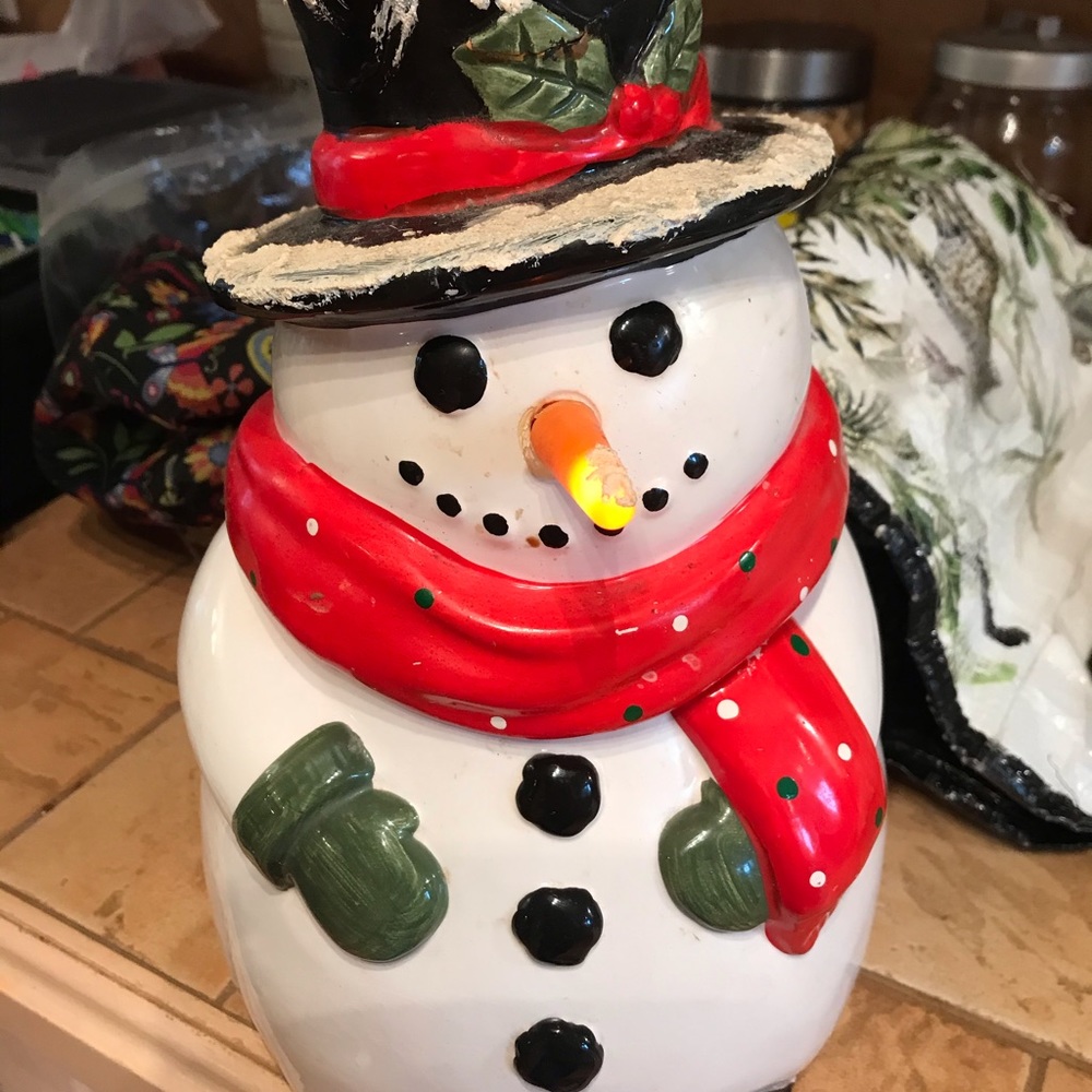 Ceramic cookies pot play music when you open it